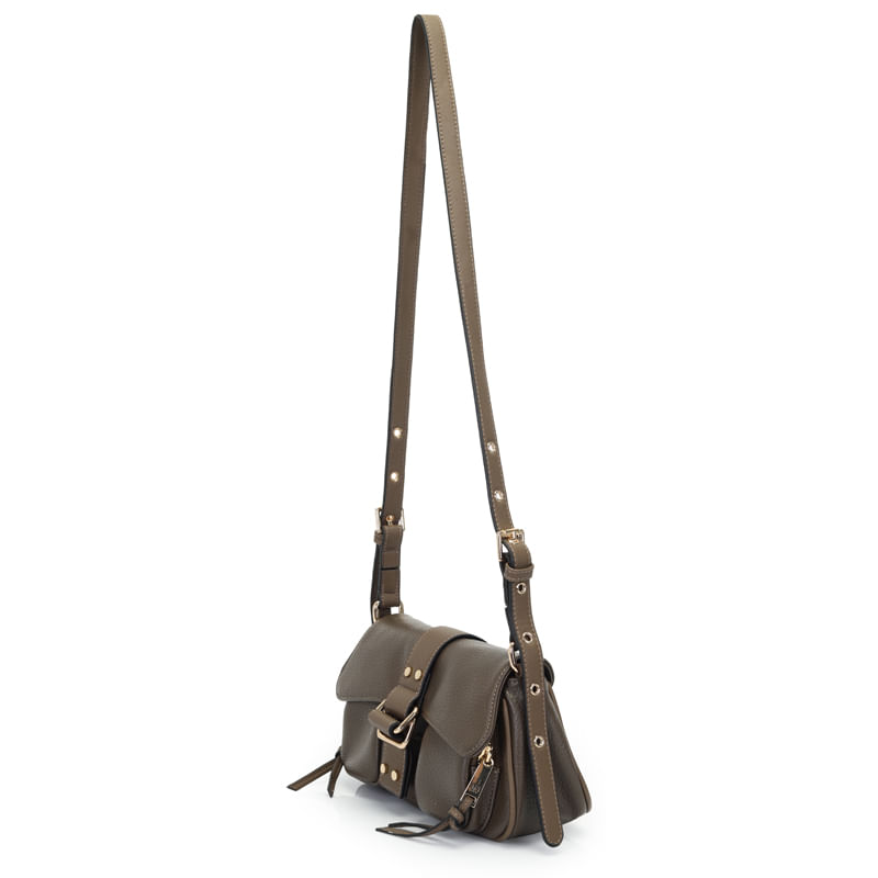 Vista lateral da bolsa casual feminina marrom café, mostrando alça longa ajustável e detalhes metálicos dourados.
